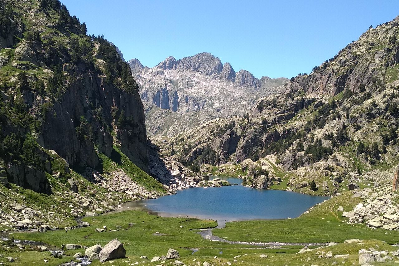 Séjour de découverte des Encantats et du Parc National d'Aygüetortes en randonnée pendant l'été